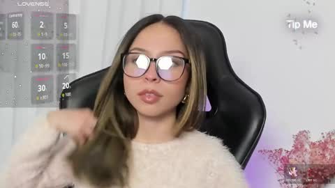 luluuberry online show from December 18, 10:27 pm