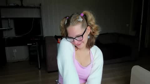 Snapshot of lumi_bloomi chatting on October 9, 5:16 am Lumi online show from October 9, 5:16 am
