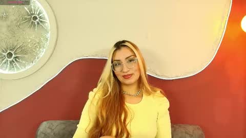luna__velvet online show from April 19, 2:05 pm