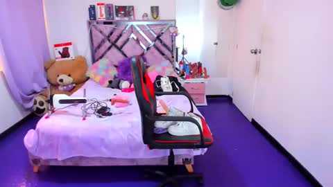 luna_analya online show from April 22, 1:34 pm