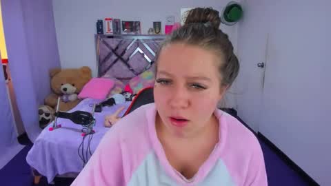 luna_analya online show from May 6, 6:35 pm