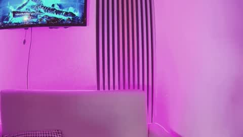 luna and banji online show from December 3, 5:04 am