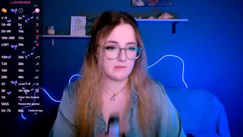 luna_berryy online show from October 11, 7:45 pm