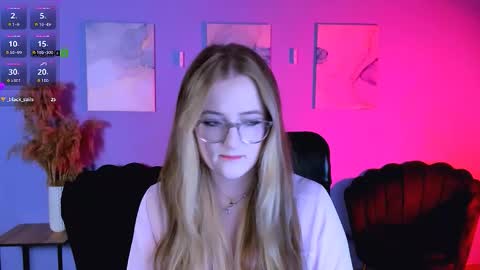 luna_berryy online show from March 7, 8:28 pm