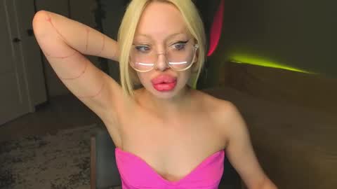 luna_beverly online show from May 7, 8:25 pm