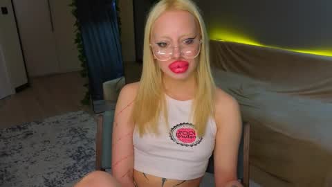 luna_beverly online show from May 12, 11:57 pm