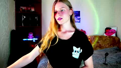 luna_evan online show from September 24, 8:50 am