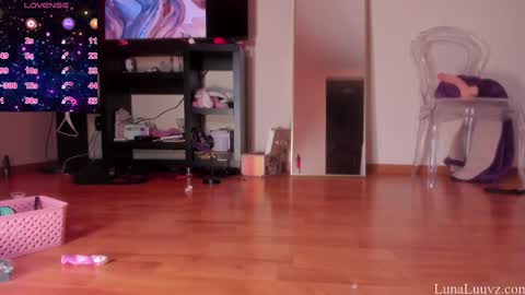 Luna Luuvz online show from September 22, 6:15 am