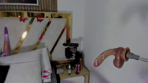 Snapshot of luna_naughty1 chatting on April 23, 6:54 pm luna_naughty1 online show from April 23, 6:54 pm