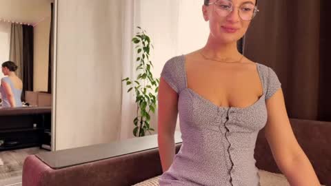 Snapshot of luna_raee chatting on April 24, 8:06 am luna_raee online show from April 24, 8:06 am