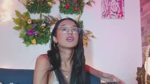 Snapshot of luna_valen chatting on March 10, 4:28 am luna_valen online show from March 10, 4:28 am