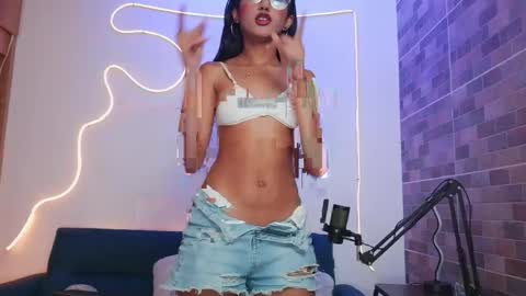 luna_valen online show from May 1, 3:44 am