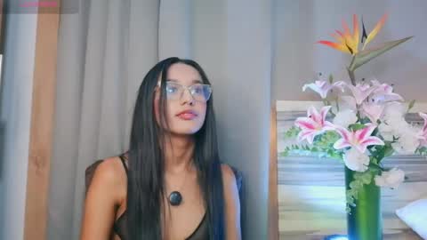 luna_valen online show from May 10, 4:39 am