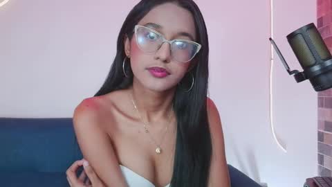 luna_valen online show from May 15, 4:08 am