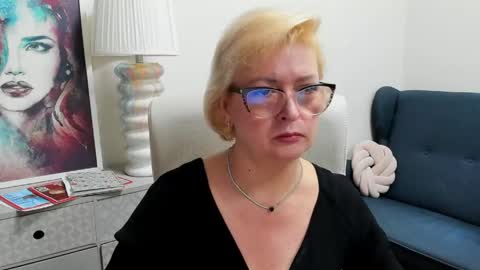 L u n a online show from May 8, 6:41 am