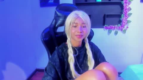 Snapshot of lunaa_brunettee chatting on February 11, 3:33 am lunna online show from February 11, 3:33 am