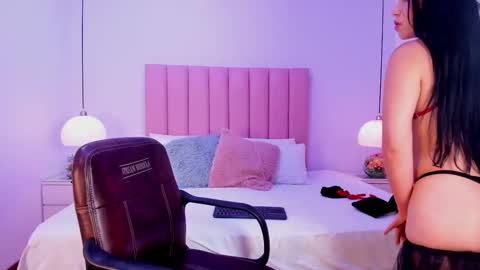 Snapshot of lunaa_skye chatting on October 6, 4:59 pm lunaa_skye online show from October 6, 4:59 pm