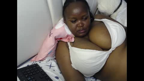 Snapshot of lunabloom01 chatting on September 24, 1:31 am lunabloom01 online show from September 24, 1:31 am