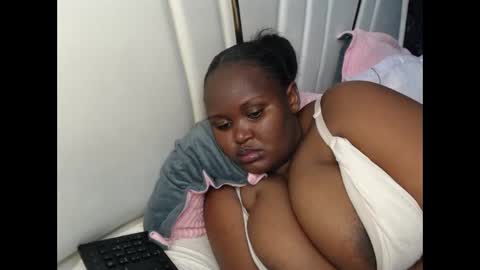 Snapshot of lunabloom01 chatting on September 28, 1:05 pm lunabloom01 online show from September 28, 1:05 pm