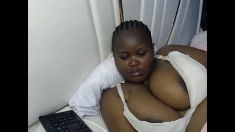 Snapshot of lunabloom01 chatting on October 1, 3:07 pm lunabloom01 online show from October 1, 3:07 pm