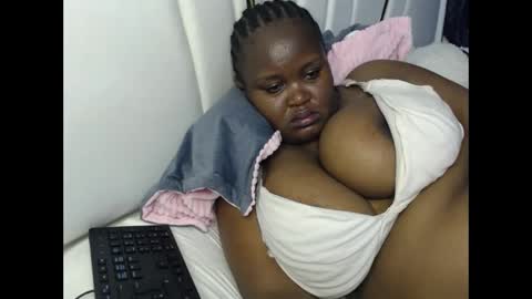 Snapshot of lunabloom01 chatting on October 4, 6:06 pm lunabloom01 online show from October 4, 6:06 pm