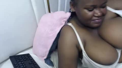 Snapshot of lunabloom01 chatting on October 6, 12:35 pm lunabloom01 online show from October 6, 12:35 pm