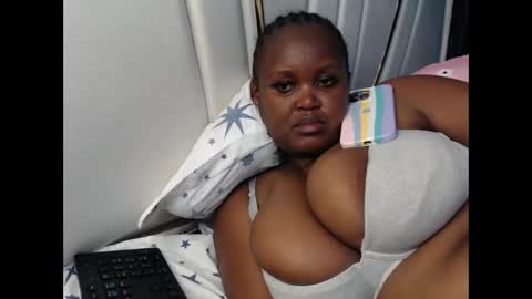 Snapshot of lunabloom01 chatting on October 8, 6:05 pm lunabloom01 online show from October 8, 6:05 pm