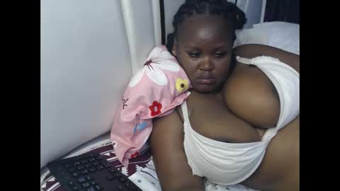 Snapshot of lunabloom01 chatting on October 11, 8:40 pm lunabloom01 online show from October 11, 8:40 pm