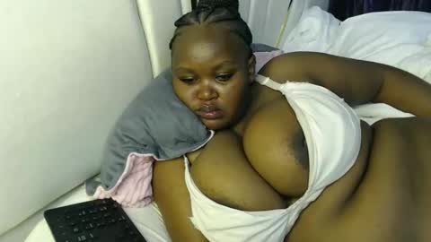 Snapshot of lunabloom01 chatting on February 13, 11:23 pm lunabloom01 online show from February 13, 11:23 pm