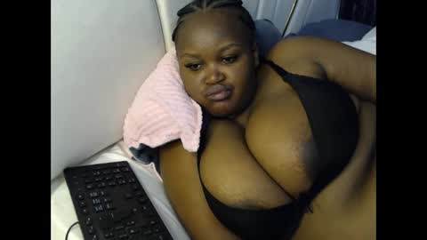 Snapshot of lunabloom01 chatting on February 17, 10:27 pm lunabloom01 online show from February 17, 10:27 pm