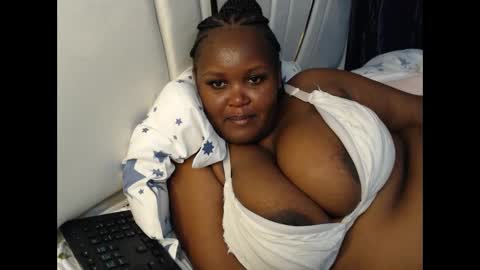 Snapshot of lunabloom01 chatting on February 20, 12:29 am lunabloom01 online show from February 20, 12:29 am