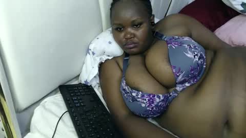 Snapshot of lunabloom01 chatting on March 11, 12:22 pm lunabloom01 online show from March 11, 12:22 pm