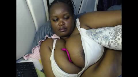 Snapshot of lunabloom01 chatting on March 21, 8:19 am lunabloom01 online show from March 21, 8:19 am