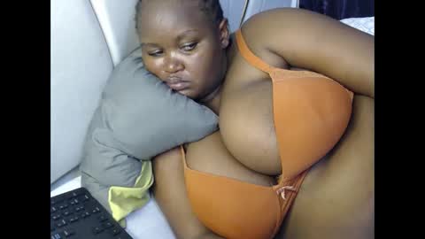 Snapshot of lunabloom01 chatting on April 5, 7:44 pm lunabloom01 online show from April 5, 7:44 pm