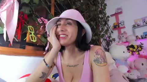 Snapshot of lunacristal_moon chatting on February 20, 1:19 pm lunacristal_moon online show from February 20, 1:19 pm