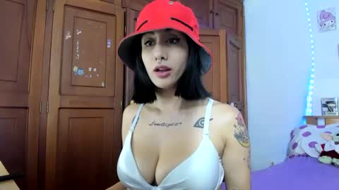 Snapshot of lunacristal_moon chatting on September 12, 6:02 am lunacristal_moon online show from September 12, 6:02 am