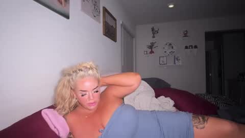 Luna Daddys Girl online show from March 9, 7:45 am