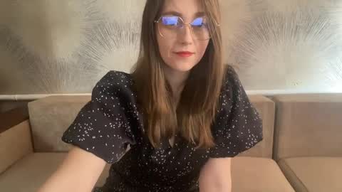 Snapshot of lunafeather chatting on April 1, 4:24 am lunafeather online show from April 1, 4:24 am