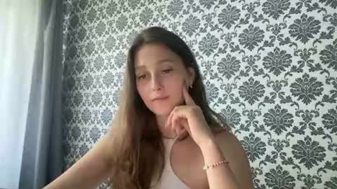 lunafeather online show from June 17, 8:39 am