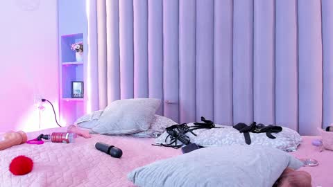 I M  L U N A  online show from January 11, 5:41 am