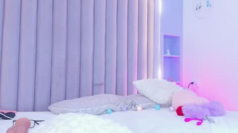 I M  L U N A  online show from February 6, 5:57 am