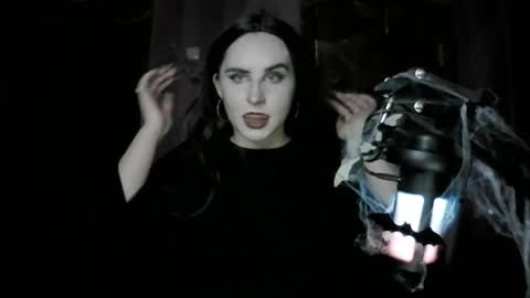 lunamystique_ online show from October 27, 8:24 pm