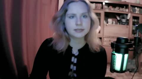 lunamystique_ online show from April 8, 5:24 pm