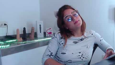 Snapshot of lunapalmer01 chatting on January 18, 2:12 pm Julieth online show from January 18, 2:12 pm