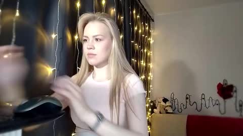 lunapeony online show from December 4, 6:23 am