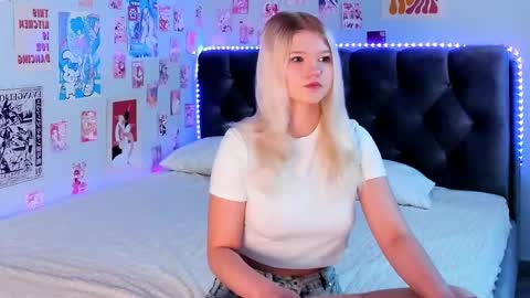 lunariafox online show from May 3, 2:34 pm