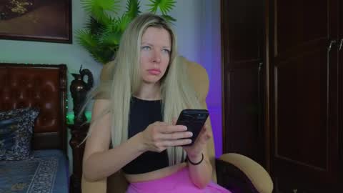 Snapshot of lunarishi chatting on May 25, 5:57 am Luna Rishi online show from May 25, 5:57 am