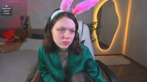 Snapshot of lunarlily7 chatting on April 5, 5:37 am Lily online show from April 5, 5:37 am