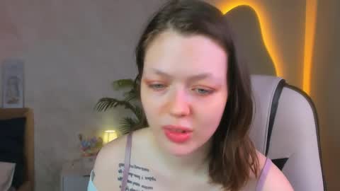Snapshot of lunarlily7 chatting on April 16, 5:41 am Lily online show from April 16, 5:41 am