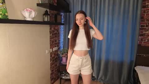 Snapshot of lunawisp chatting on February 20, 2:19 am Kira online show from February 20, 2:19 am